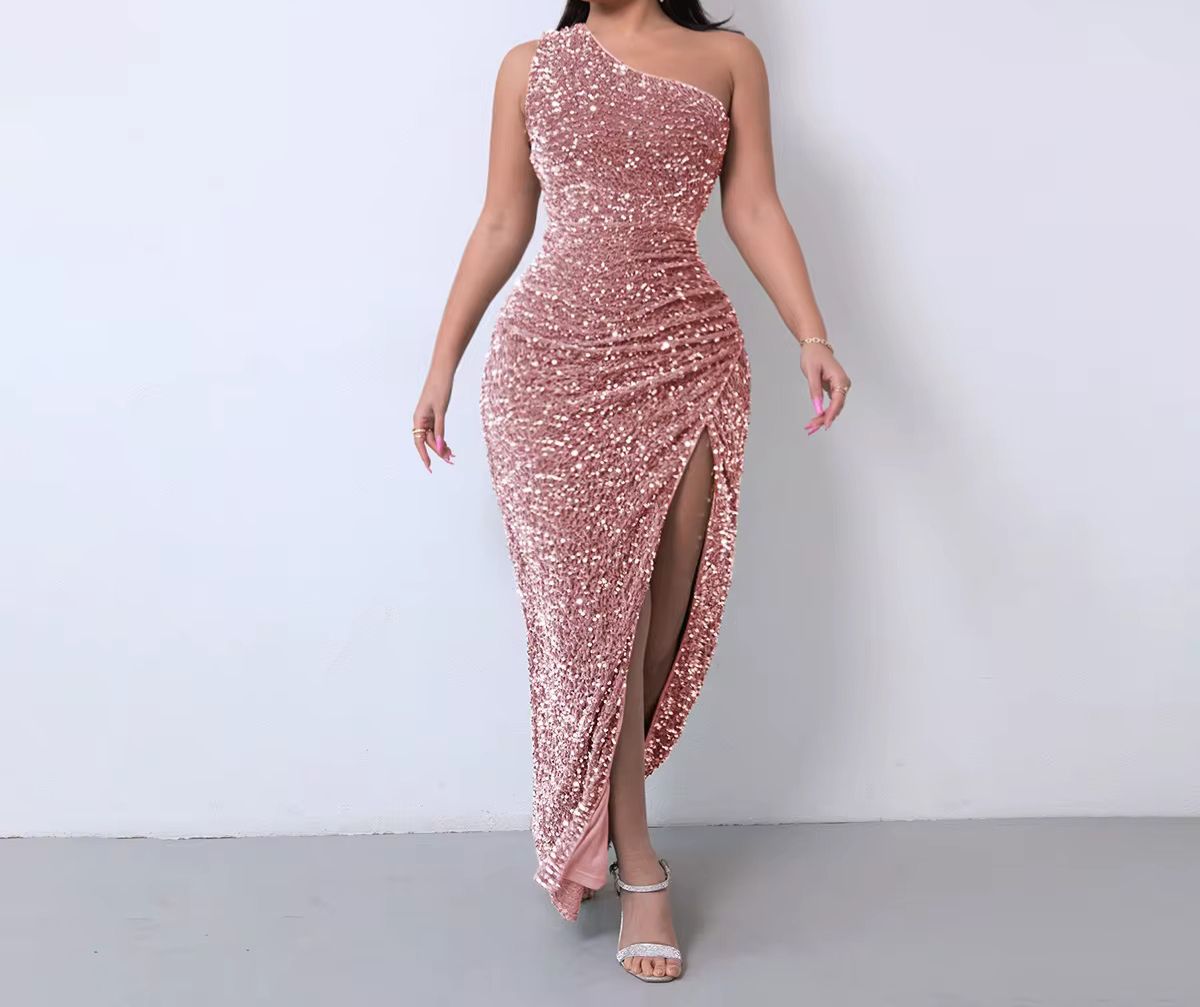 فستان حديث مزين بالترتر