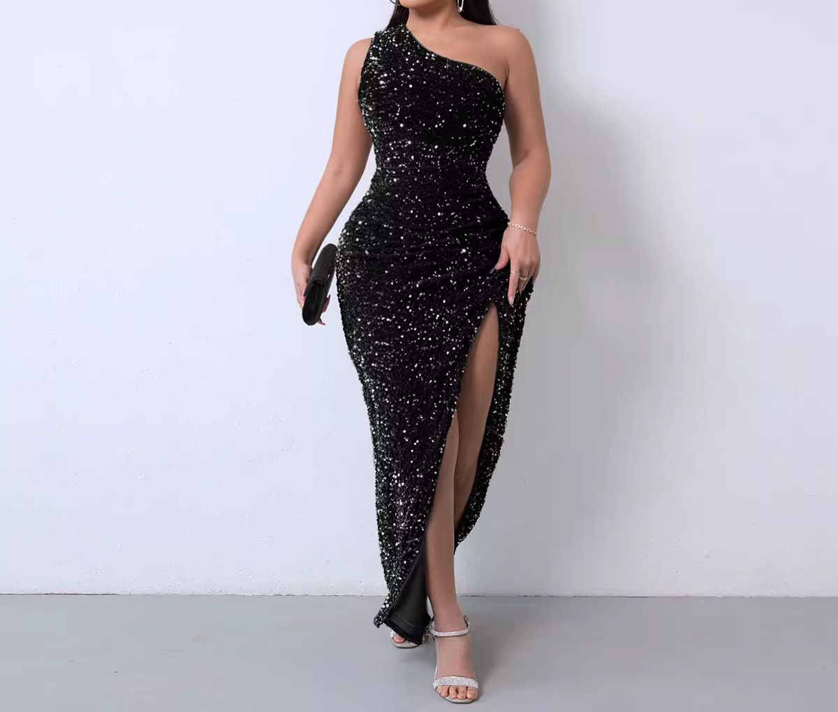 فستان حديث مزين بالترتر