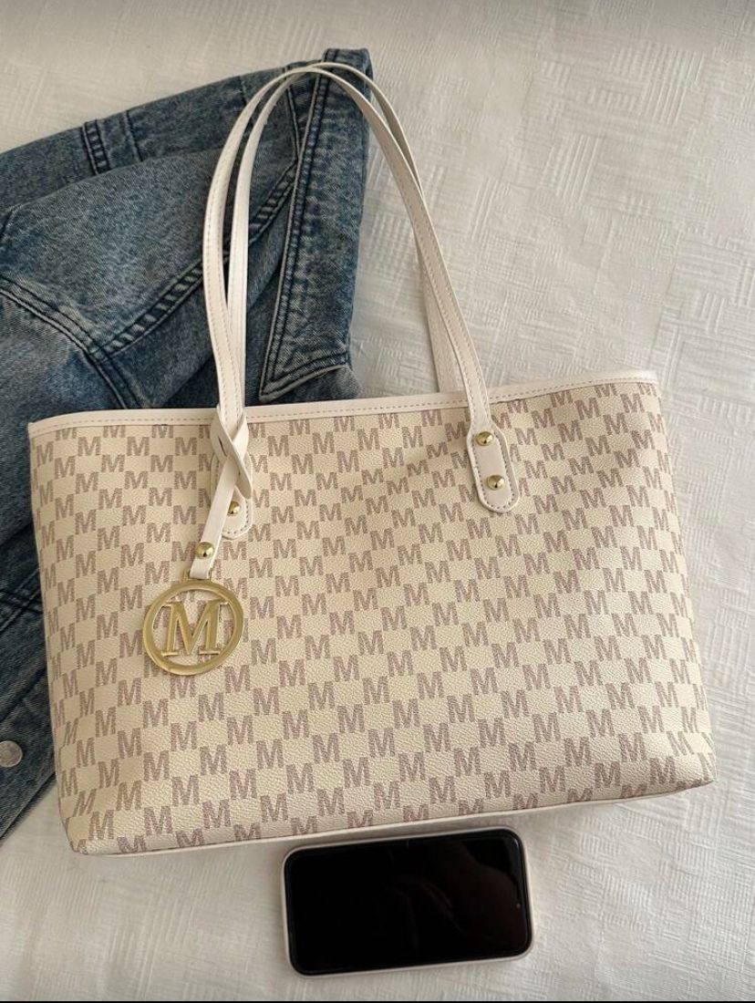 حقيبه نسائيه كبيره فاخره وجديده M