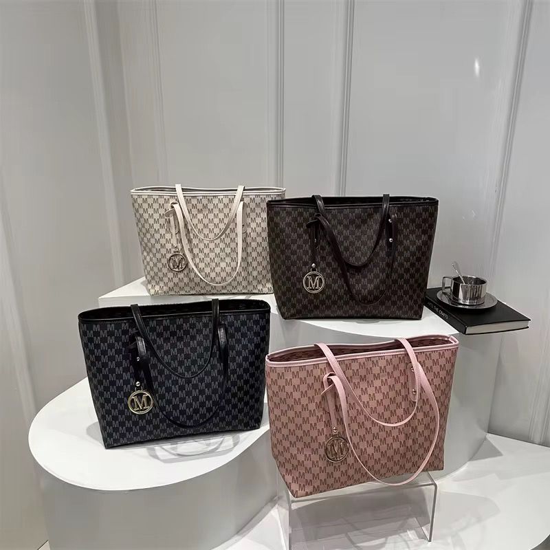 حقيبه نسائيه كبيره فاخره وجديده M